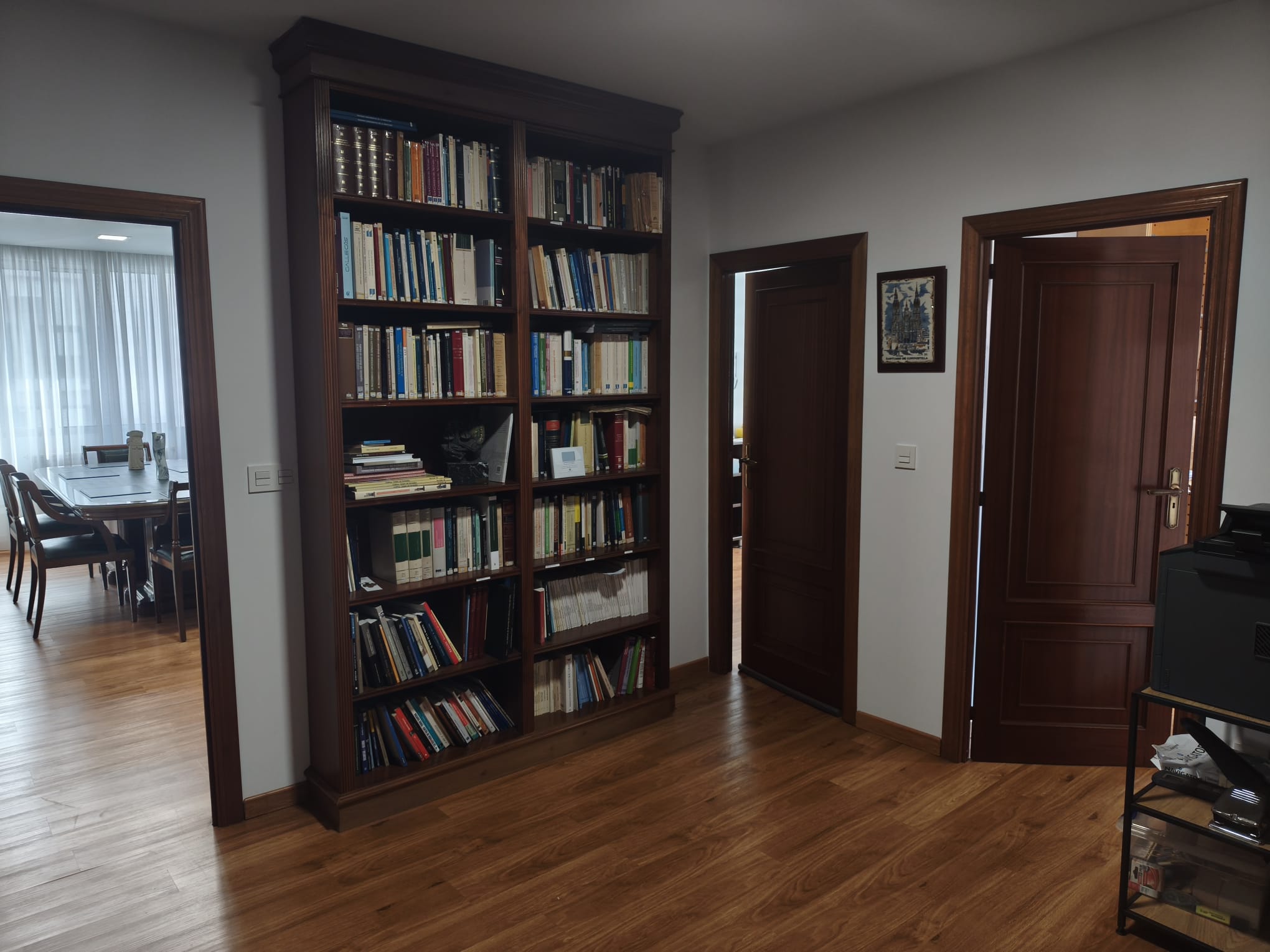 Biblioteca y despachos interiores de Rúa & Barros Abogadas